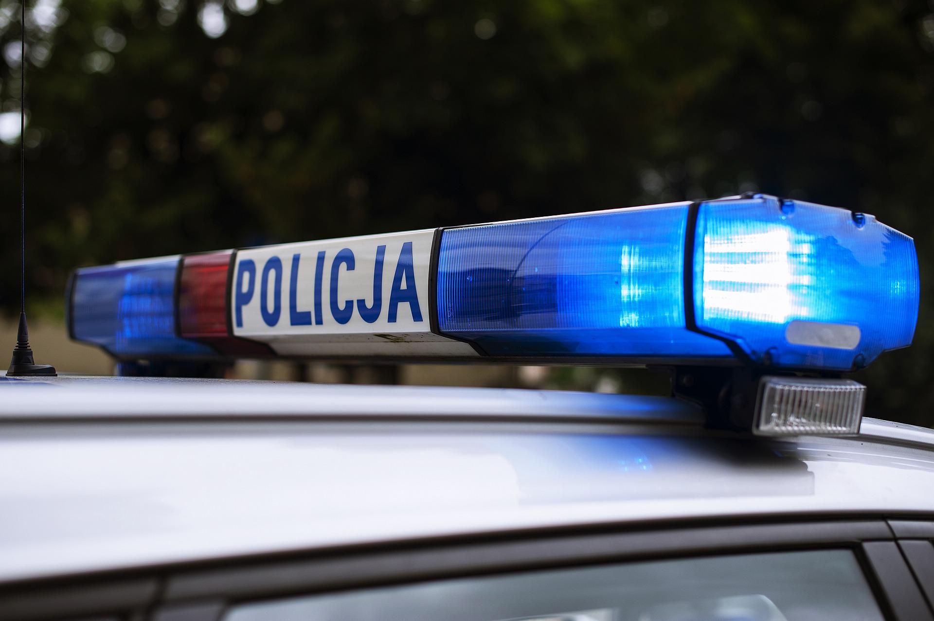 Policjanci upominają o zachowanie bezpieczeństwa