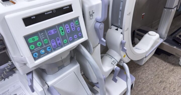 nowy-defibrylator-aed-w-miko--owie-zwi--ksza-bezpi-auto-3823